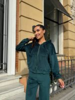 Жіночий велюровий костюм зеленого кольору М504