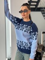 Светр жіночий з квітковим орнаментом колір блакитний з синім LM5073 