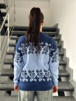 Светр жіночий з квітковим орнаментом колір блакитний з синім LM5073 