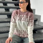 Светр жіночий з квітковим орнаментом колір молоко з пудрой LM5073 