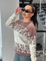 Светр жіночий з квітковим орнаментом колір молоко з пудрой LM5073 