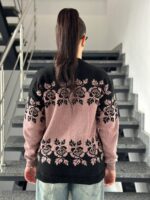 Светр жіночий з квітковим орнаментом колір пудра з чорним LM5073 