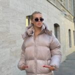 Пуховик жіночий бежевий короткий з капюшоном 00304