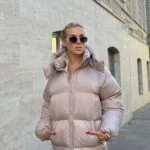 Пуховик жіночий бежевий короткий з капюшоном 00304