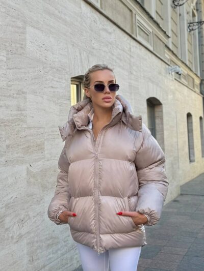 Пуховик жіночий бежевий короткий з капюшоном 00304