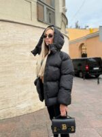 Пуховик жіночий чорний короткий з капюшоном 00302