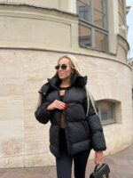 Пуховик жіночий чорний короткий з капюшоном 00302