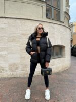 Пуховик жіночий чорний короткий з капюшоном 00302