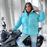 Пуховик жіночий довгий блакитного кольору 00325