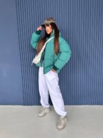 Пуховик жіночий довгий зеленого кольору 00323