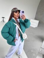 Пуховик жіночий довгий зеленого кольору 00323