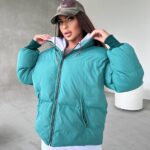 Пуховик жіночий довгий зеленого кольору 00323