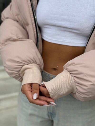 Пуховик жіночий короткий з манжетами бежевого кольору 00315