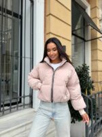 Пуховик жіночий короткий з манжетами бежевого кольору 00315