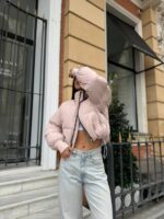 Пуховик жіночий короткий з манжетами бежевого кольору 00315