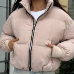 Пуховик жіночий короткий з манжетами бежевого кольору 00315