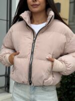 Пуховик жіночий короткий з манжетами бежевого кольору 00315