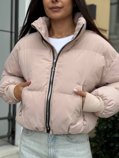 Пуховик жіночий короткий з манжетами бежевого кольору 00315