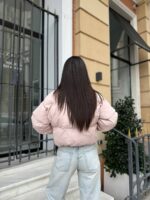 Пуховик жіночий короткий з манжетами бежевого кольору 00315