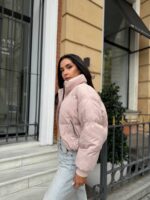 Пуховик жіночий короткий з манжетами бежевого кольору 00315