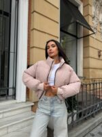 Пуховик жіночий короткий з манжетами бежевого кольору 00315