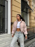 Пуховик жіночий короткий з манжетами бежевого кольору 00315