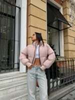 Пуховик жіночий короткий з манжетами бежевого кольору 00315