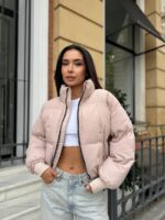 Пуховик жіночий короткий з манжетами бежевого кольору 00315