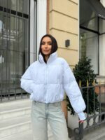 Пуховик жіночий короткий з манжетами білого кольору 00316