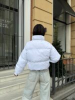 Пуховик жіночий короткий з манжетами білого кольору 00316