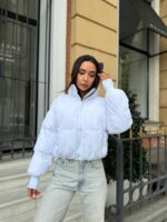 Пуховик жіночий короткий з манжетами білого кольору 00316