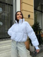 Пуховик жіночий короткий з манжетами білого кольору 00316