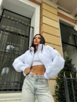 Пуховик жіночий короткий з манжетами білого кольору 00316