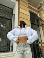 Пуховик жіночий короткий з манжетами білого кольору 00316