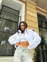 Пуховик жіночий короткий з манжетами білого кольору 00316