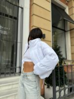 Пуховик жіночий короткий з манжетами білого кольору 00316