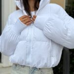 Пуховик жіночий короткий з манжетами білого кольору 00316