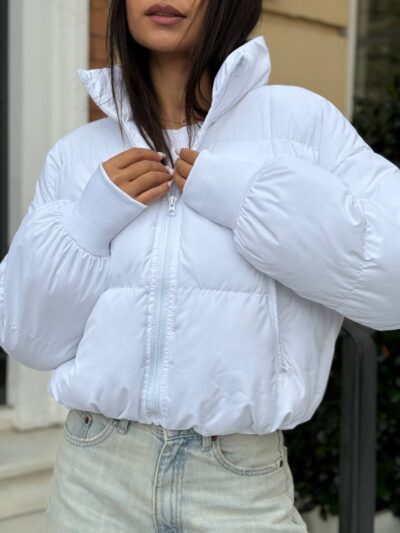 Пуховик жіночий короткий з манжетами білого кольору 00316