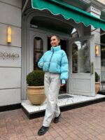 Пуховик жіночий короткий з манжетами блакитного кольору 00317