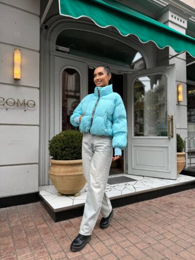 Пуховик жіночий короткий з манжетами блакитного кольору 00317