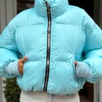 Пуховик жіночий короткий з манжетами блакитного кольору 00317