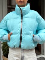Пуховик жіночий короткий з манжетами блакитного кольору 00317
