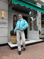 Пуховик жіночий короткий з манжетами блакитного кольору 00317