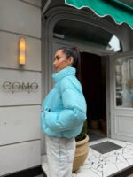 Пуховик жіночий короткий з манжетами блакитного кольору 00317