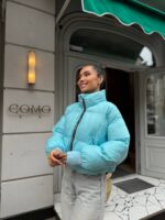 Пуховик жіночий короткий з манжетами блакитного кольору 00317