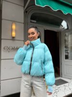 Пуховик жіночий короткий з манжетами блакитного кольору 00317