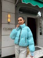 Пуховик жіночий короткий з манжетами блакитного кольору 00317