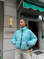 Пуховик жіночий короткий з манжетами блакитного кольору 00317