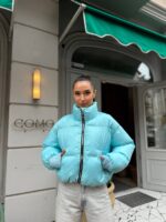 Пуховик жіночий короткий з манжетами блакитного кольору 00317