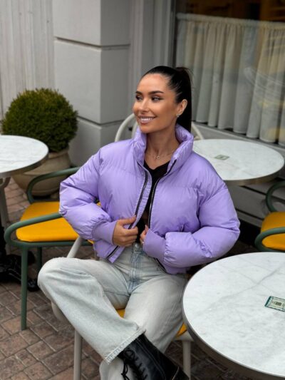 Пуховик жіночий короткий з манжетами бузкового кольору 00318